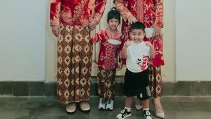 Kahiyang Unggah Foto Keluarga Berbeskap, Ketua Nahyan Beda Sendiri