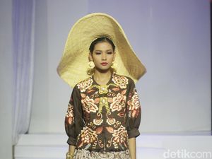 6 Foto Keindahan Busana dari Batik Minang di Jakarta Fashion Trend 2023