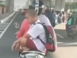 Respons Disdik Makassar soal Bocah SD Duduk Bersila saat Dibonceng Respons Disdik Makassar soal Bocah SD Duduk Bersila saat Dibonceng