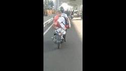 Viral Bocah di Makassar Duduk Bersila saat Dibonceng, Polisi Selidiki