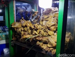 Banyak yang Suka, Nasi Minyak Viral di Surabaya Sehari Bisa Laku 240 Porsi