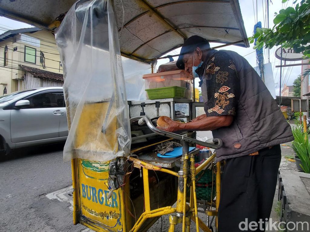 Kisah Wahadi, Penjual Burger Usia 81 Tahun di Jalan Kaliurang Sleman
