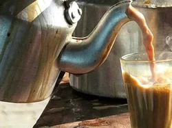 Wanita Lulusan Sastra Inggris Ini Tak Malu Jualan Teh di Pinggir Jalan