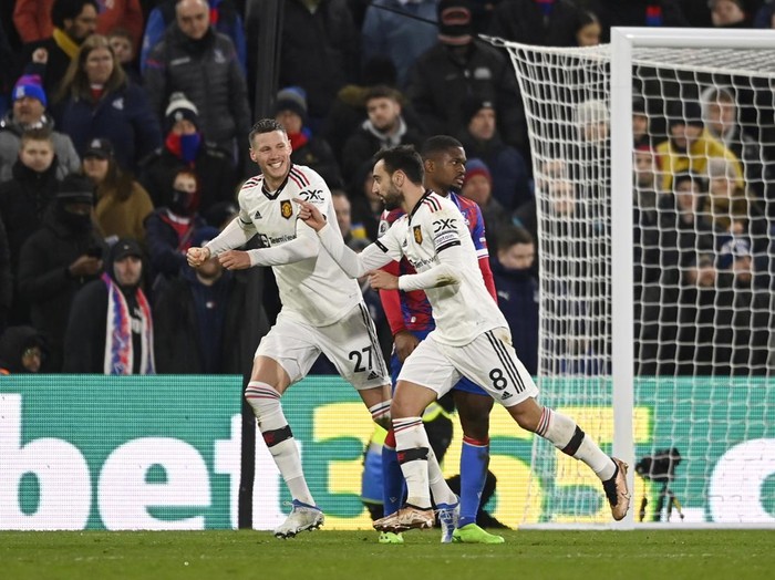 Soccer Football - Premier League - Crystal Palace v Manchester United - Selhurst Park, London, Britain - January 18, 2023 Manchester United's Bruno Fernandes celebrates scoring their first goal with Wout Weghorst REUTERS/Tony Obrien EDITORIAL USE ONLY. No use with unauthorized audio, video, data, fixture lists, club/league logos or 'live' services. Online in-match use limited to 75 images, no video emulation. No use in betting, games or single club /league/player publications.  Please contact your account representative for further details.