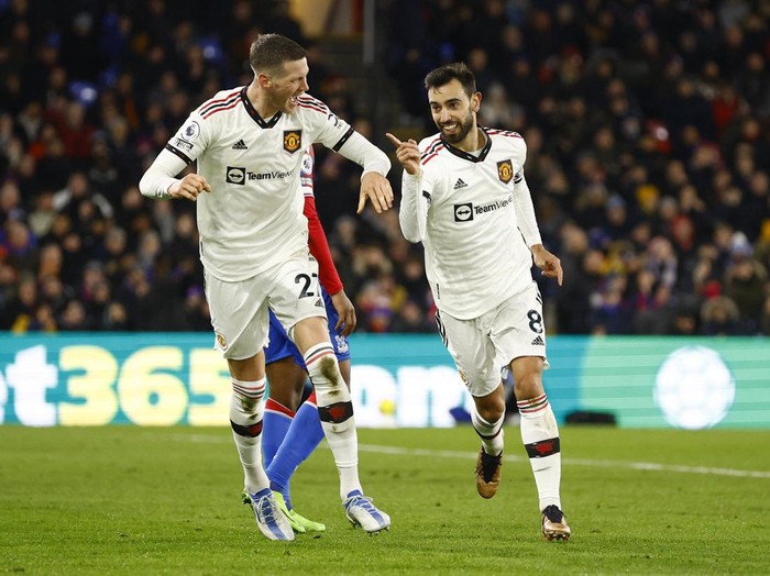 Soccer Football - Premier League - Crystal Palace v Manchester United - Selhurst Park, London, Britain - January 18, 2023 Manchester United's Bruno Fernandes celebrates scoring their first goal with Wout Weghorst Action Images via Reuters/Peter Cziborra EDITORIAL USE ONLY. No use with unauthorized audio, video, data, fixture lists, club/league logos or 'live' services. Online in-match use limited to 75 images, no video emulation. No use in betting, games or single club /league/player publications.  Please contact your account representative for further details.