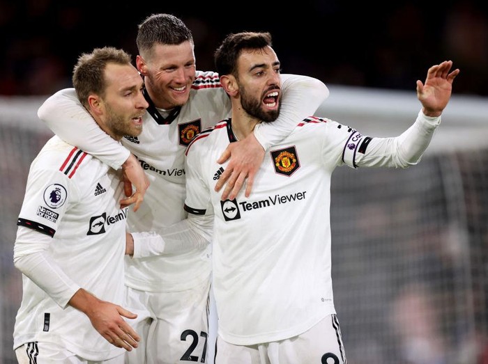 LONDON, ENGLAND - JANUARY 18: Christian Eriksen and Wout Weghorst celebrate with Manchester United goal scorer Bruno Fernandes during the Premier League match between Crystal Palace and Manchester United at Selhurst Park on January 18, 2023 in London, United Kingdom. (Photo by Charlotte Wilson/Offside/Offside via Getty Images)