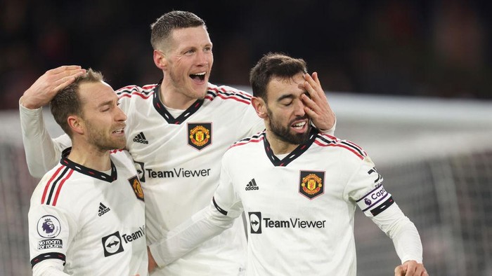 LONDON, ENGLAND - JANUARY 18: Christian Eriksen and Bruno Fernandes celebrate the opening goal with Wout Weghorst of Manchester United who puts his hands on their heads during the Premier League match between Crystal Palace and Manchester United at Selhurst Park on January 18, 2023 in London, United Kingdom. (Photo by Charlotte Wilson/Offside/Offside via Getty Images)