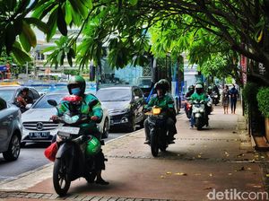 Aksi Nekat Pemotor Serobot Jalur Pejalan Kaki di Thamrin
