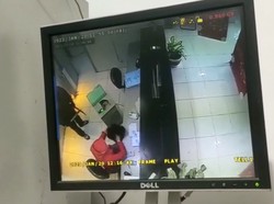 Aksi Perampokan Bank dengan Sajam di Lumajang Terekam CCTV!