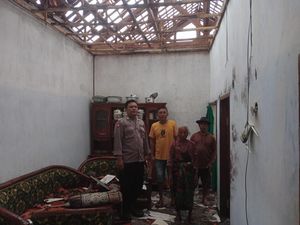 Petir Sambar Rumah di Jember, Atap Hancur-Tembok Retak Petir Sambar Rumah di Jember, Atap Hancur-Tembok Retak