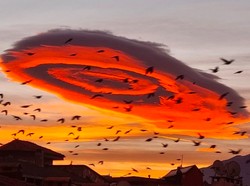 Fenomena Awan Mirip UFO Bikin Warga Melongo