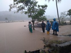 Jembatan-Sawah di Garut Rusak Diterjang Banjir