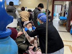 China: COVID-19 Lampaui Puncaknya saat Libur Imlek