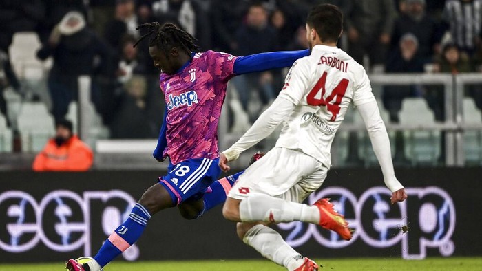 Juventus Moise Kean, left, in action against Monzas Andrea Carboni during the Italian Cup round of 16 soccer match between Juventus FC and Monza at the Juventus Stadium in Turin, Italy, Thursday, Jan. 19, 2023. (Marco Alpozzi/LaPresse via AP)