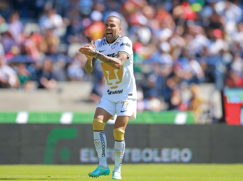 Dani Alves di Penjara: Dimintai Tanda Tangan, Beraksi Main Bola Dani Alves di Penjara: Dimintai Tanda Tangan, Beraksi Main Bola