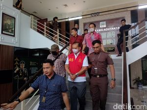 Dua Tersangka Kasus Dugaan Korupsi SMIRS BP Batam Resmi Ditahan Dua Tersangka Kasus Dugaan Korupsi SMIRS BP Batam Resmi Ditahan