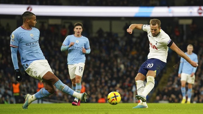 Epic Comeback! Manchester City Hempaskan Tottenham 4-2 Tottenham's Harry Kane, right, attempts a shot at goal in front of Manchester City's Manuel Akanji during the English Premier League soccer match between Manchester City and Tottenham Hotspur at the Etihad Stadium in Manchester, England, Thursday, Jan. 19, 2023. (AP Photo/Dave Thompson)
