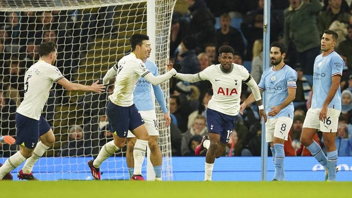 Tottenhams Emerson Royal, center, celebrates after scoring his sides second goal during the English Premier League soccer match between Manchester City and Tottenham Hotspur at the Etihad Stadium in Manchester, England, Thursday, Jan. 19, 2023. (AP Photo/Dave Thompson)