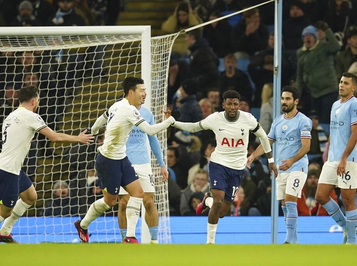 Tottenham's Emerson Royal, center, celebrates after scoring his side's second goal during the English Premier League soccer match between Manchester City and Tottenham Hotspur at the Etihad Stadium in Manchester, England, Thursday, Jan. 19, 2023. (AP Photo/Dave Thompson)