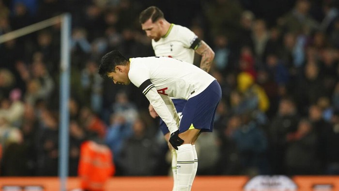 Tottenham's Son Heung-min, fore ground and Tottenham's Pierre-Emile Hojbjerg stand in dejection after Manchester City's Riyad Mahrez scores his side's fourth goal during the English Premier League soccer match between Manchester City and Tottenham Hotspur at the Etihad Stadium in Manchester, England, Thursday, Jan. 19, 2023. (AP Photo/Dave Thompson)