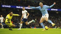 Pasukan Pep Guardiola tampil kesetanan dengan memberondong empat gol ke gawang Tottenham masing-masing melalui Julian Alvarez, Erling Haaland, dan sepasang gol Mahrez.  