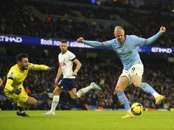 Pasukan Pep Guardiola tampil kesetanan dengan memberondong empat gol ke gawang Tottenham masing-masing melalui Julian Alvarez, Erling Haaland, dan sepasang gol Mahrez.  