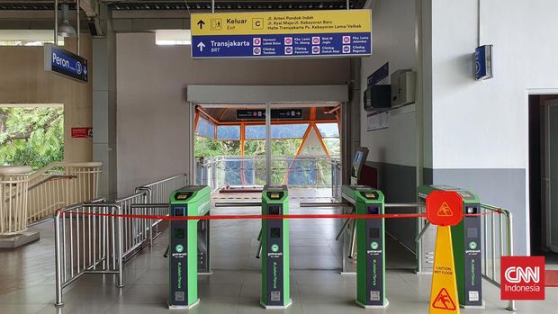 Gate dari Stasiun Kebayoran untuk menuju Halte Transjakarta melalui Skywalk Kebayoran Lama.