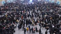 Arus Mudik Imlek, Ribuan Warga China Padati Stasiun Shanghai