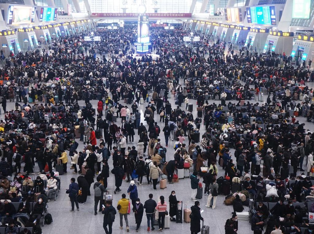 Arus Mudik Imlek, Ribuan Warga China Padati Stasiun Shanghai