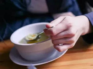 Hukum Makan dan Minum dengan Tangan Kiri Bagi Umat Muslim Hukum Makan dan Minum dengan Tangan Kiri Bagi Umat Muslim