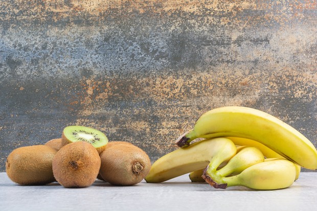 Ilustrasi Kiwi dan Pisang/Foto: Freepik.com/Azerbaizan_Stock konsumsi buah kiwi dan pisang dapat mengatasi nyeri dan kram menstruasi