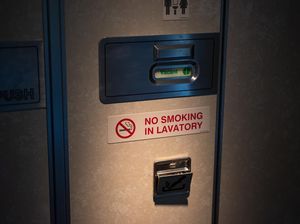 Apes! Pintu Macet, Penumpang Terjebak di Toilet Sampai Pesawat Mendarat Apes! Pintu Macet, Penumpang Terjebak di Toilet Sampai Pesawat Mendarat