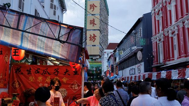 People shop for festive goods in Chinatown ahead of the Lunar New Year in Singapore January 18, 2023. REUTERS/Edgar Su