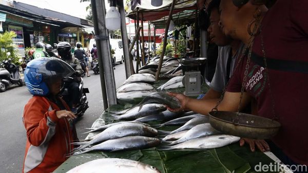 Jelang Imlek, Pedagang Ikan Bandeng Musiman Ramai di Rawa Belong