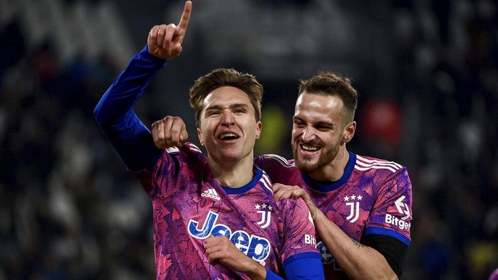 Juventus Federico Chiesa, left, celebrates scoring during the Italian Cup round of 16 soccer match between Juventus FC and Monza at the Juventus Stadium in Turin, Italy, Thursday, Jan. 19, 2023. (Marco Alpozzi/LaPresse via AP)