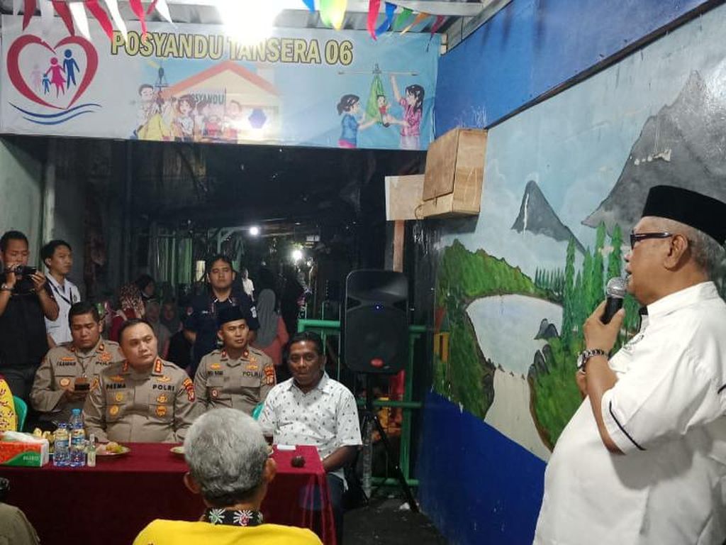 Kapolres Jakbar Dicurhati Warga, 15 RW Hanya Dilayanai 1 Orang Bhabin Kapolres Jakbar Dicurhati Warga, 15 RW Hanya Dilayanai 1 Orang Bhabin