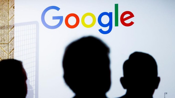 Keuangan Lagi Cekak, Google Tunda Sebagian Bonus Karyawan Google logo is seen during the reopening of Google office in a historical building at the Main Square in Krakow, Poland on November 29, 2022. After nearly seven years of absence, Google reopened in Krakow hiring engineers which together with hub in Warsaw will create the largest center in Europe dealing with Google Cloud computing services. (Photo by Beata Zawrzel/NurPhoto via Getty Images)