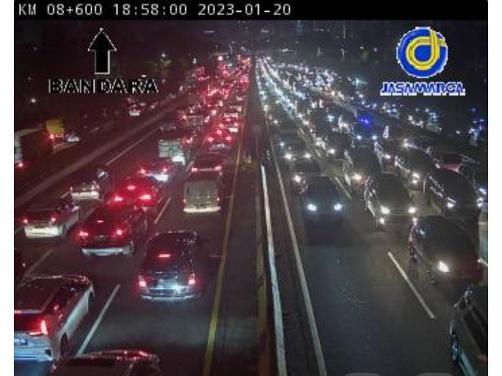 Lalin di Tol Dalam Kota Macet Jelang Long Weekend Lalin di Tol Dalam Kota Macet Jelang Long Weekend