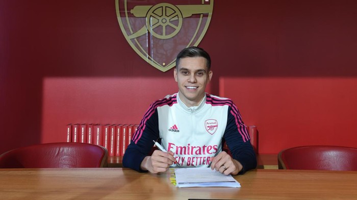 ST ALBANS, ENGLAND - JANUARY 20: Arsenal unveil new signing Leandro Trossard at London Colney on January 20, 2023 in St Albans, England. (Photo by Stuart MacFarlane/Arsenal FC via Getty Images)