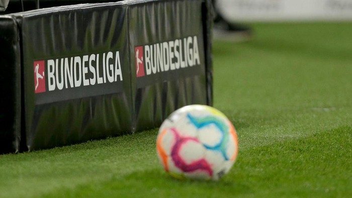 FREIBURG IM BREISGAU, GERMANY - NOVEMBER 06: . Bundesliga logo with official matchball during the Bundesliga match between Sport-Club Freiburg and 1. FC Köln at Europa-Park Stadion on November 5, 2022 in Freiburg im Breisgau, Germany. (Photo by Harry Langer/DeFodi Images via Getty Images)