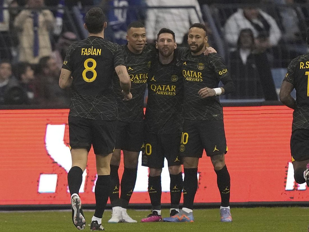 Messi merayakan golnya ke gawang tim Ronaldo dalam laga Riyadh All Star vs Paris Saint-Germain. (Foto: Hussein Malla/AP)