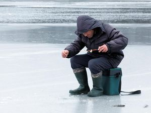 Tak Hiraukan Perang, Pria Ukraina Asyik Mancing di Sungai Beku