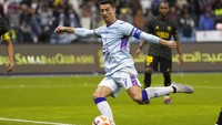 Pada laga ini, Cristiano Ronaldo menjalani debut bermain di Arab Saudi. Ia langsung berhadapan dengan Lionel Messi yang dimainkan sejak menit awal oleh PSG.  
