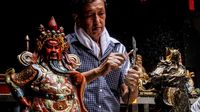 Melihat Ritual Cuci Patung Dewa Jelang Imlek