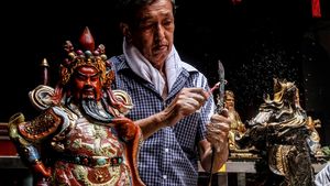 Melihat Ritual Cuci Patung Dewa Jelang Imlek
