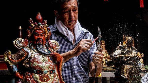 Melihat Ritual Cuci Patung Dewa Jelang Imlek
