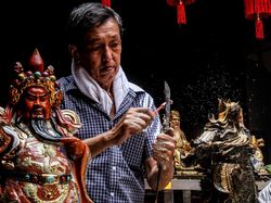 Melihat Ritual Cuci Patung Dewa Jelang Imlek