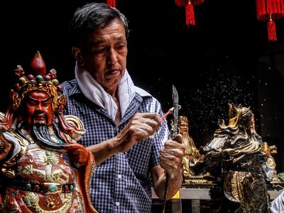 Melihat Ritual Cuci Patung Dewa Jelang Imlek