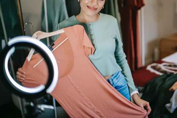 Mencoba Memperhatikan Penampilan Sebaik Mungkin / foto : pexels.com/LizaSummer