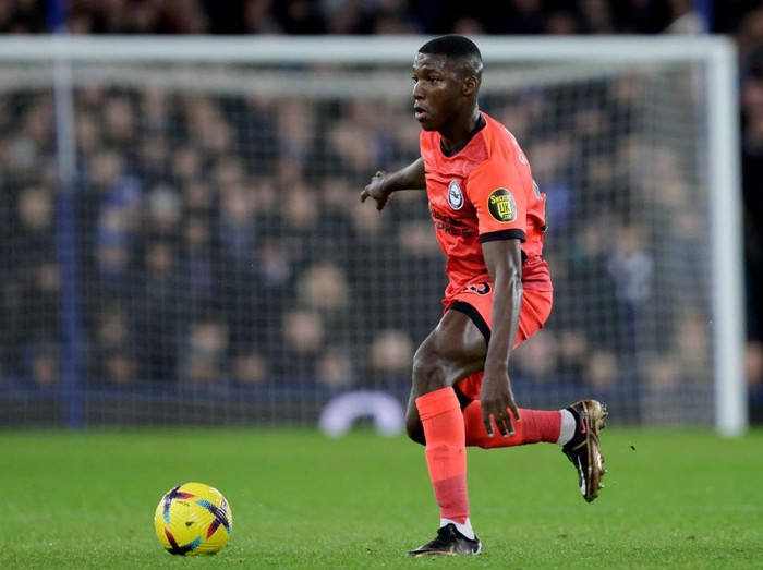 LIVERPOOL, ENGLAND - JANUARY 03: Moises Caicedo of Brighton and Hove Albion on the ball during the Premier League match between Everton FC and Brighton & Hove Albion at Goodison Park on January 3, 2023 in Liverpool, United Kingdom. (Photo by Richard Sellers/Getty Images)